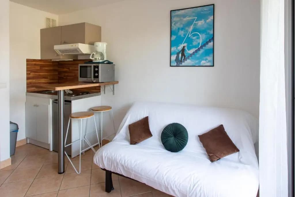 Nice Studio with balcony in quiet residence close to all amenities - photo 3