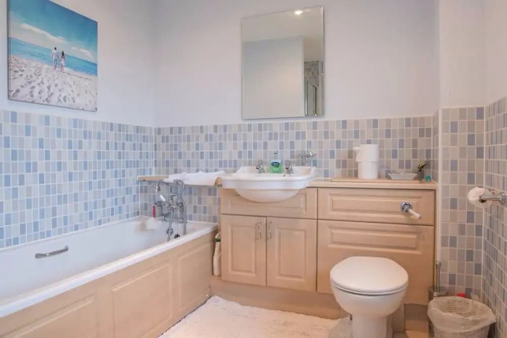 5 Bedroom House With Free Parking - photo 8