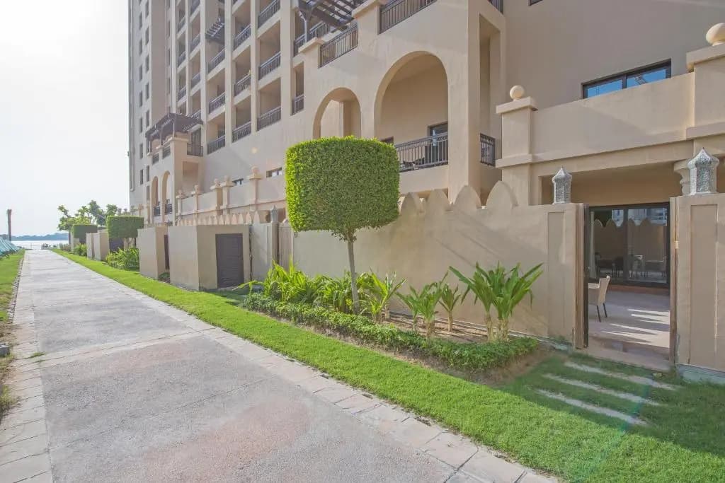 Luxurious 3BR Townhouse with Maid's & Private Pool in Palm Jumeirah - main photo