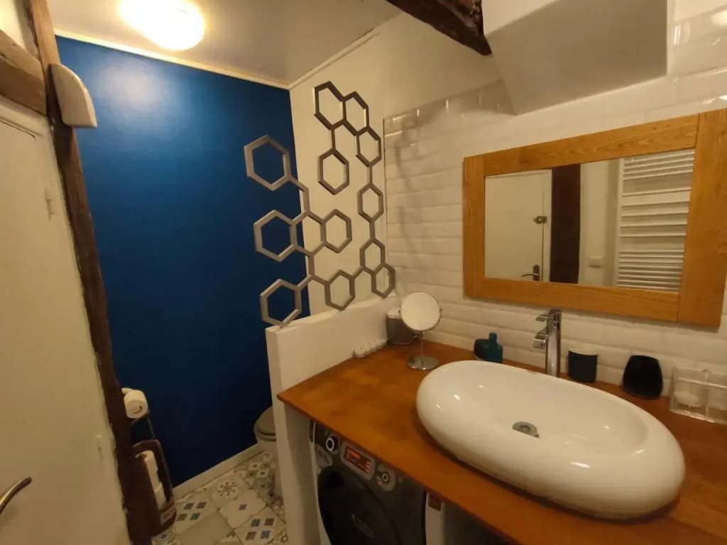 Central & Nice ! 3 Bedrooms, 2 Bathrooms - photo 7