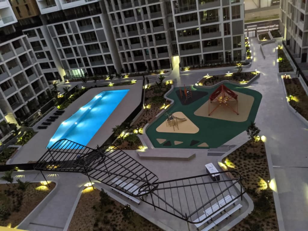 Luxury 3-bed 2-bath, balcony, with pool included, NO PARTIES! - photo 11