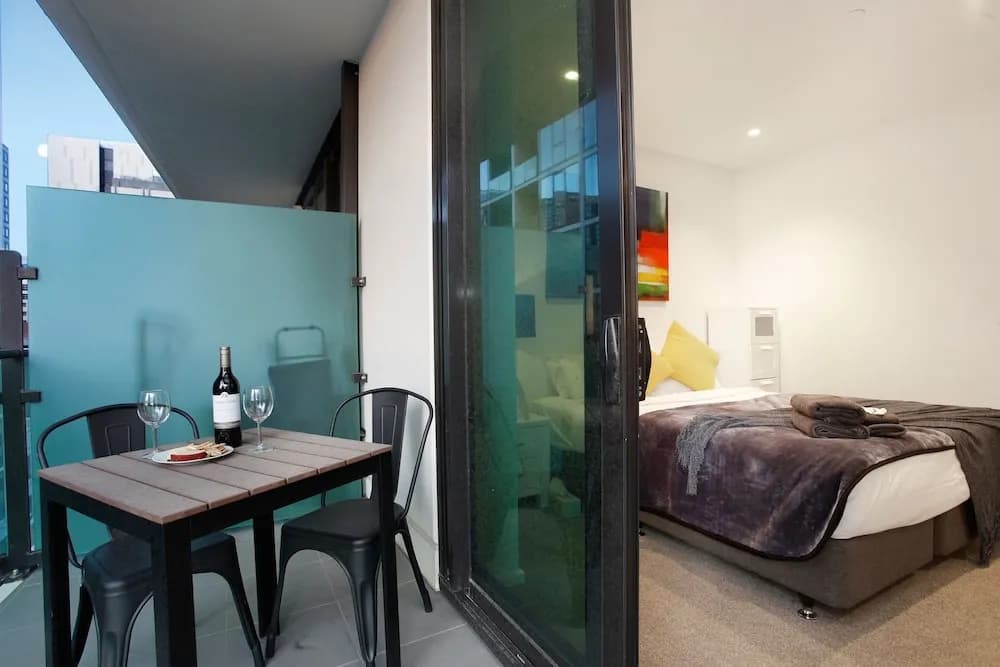 StayCentral on Lonsdale - photo 2