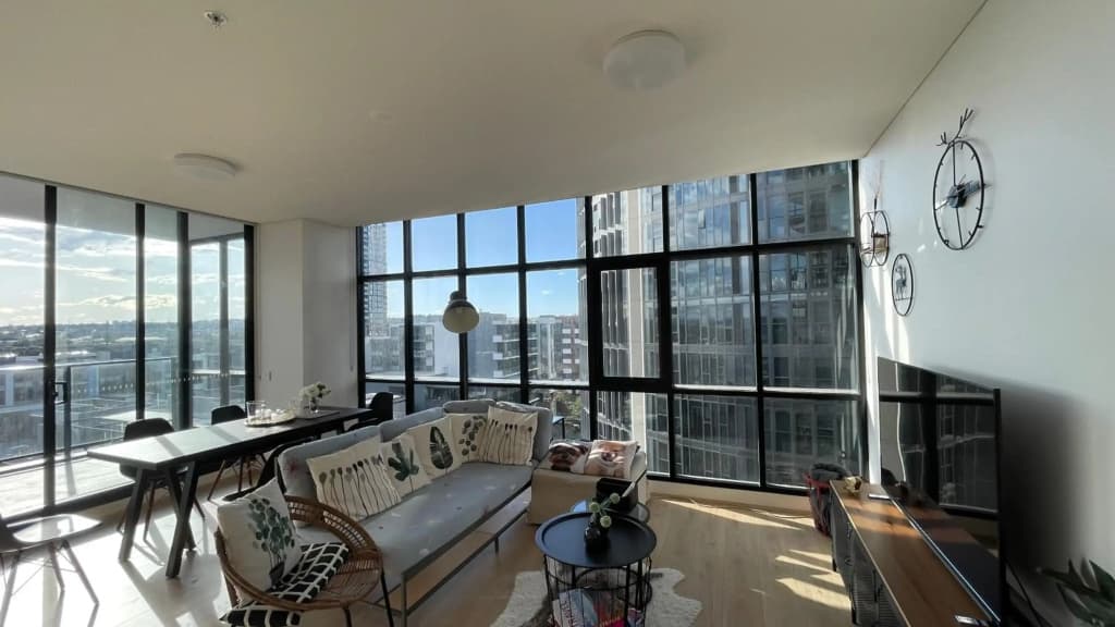 Wentworth Point Oversized balcony view apartment - photo 3
