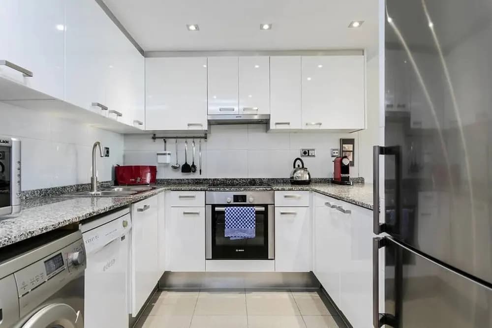 Stylish 2bed/2bath With Swimming Pool - photo 15