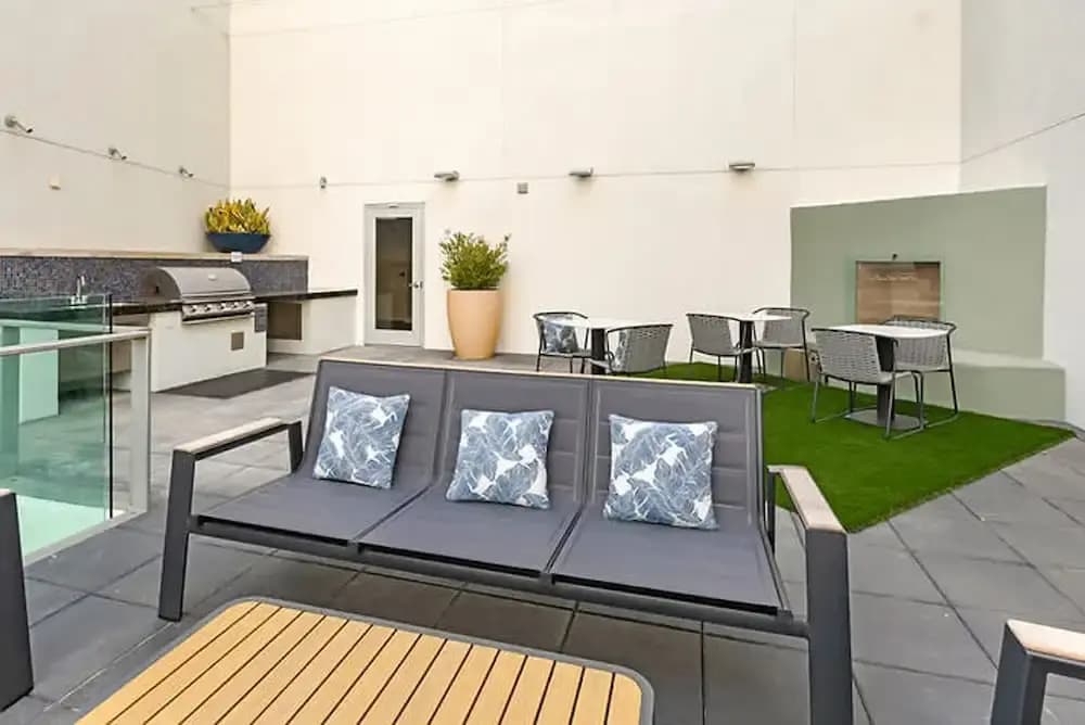 Modern Comfort W Pool GYM Parking 10 Min to Cedars - photo 35