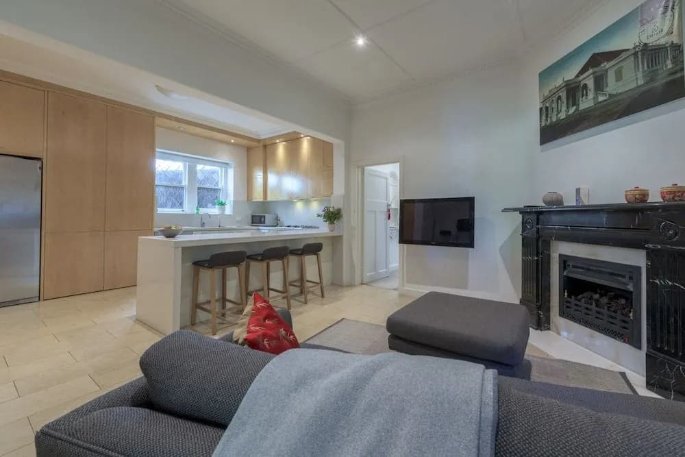 Exquisite 4 Bedroom House with Pool - photo 2