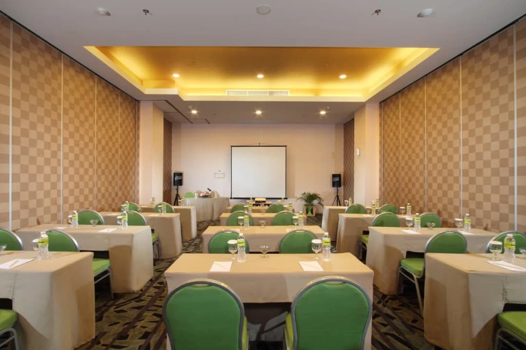 MaxOne Hotels at Pemuda - photo 11