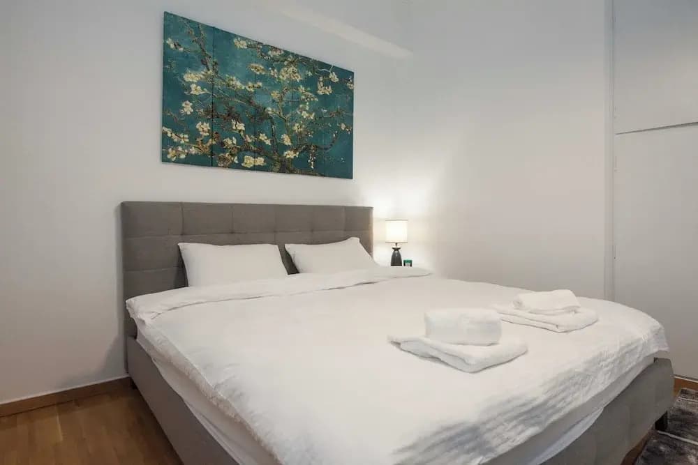 Stylish Renovated 2 Bd Apt in Exarcheia - photo 8