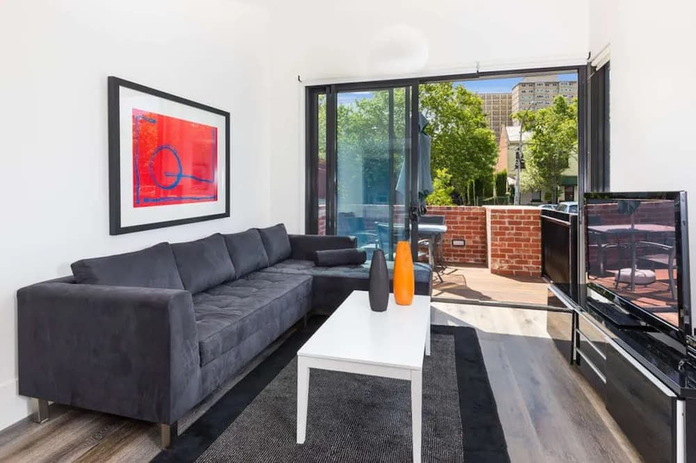 Class, Style and Location in Carlton - photo 4