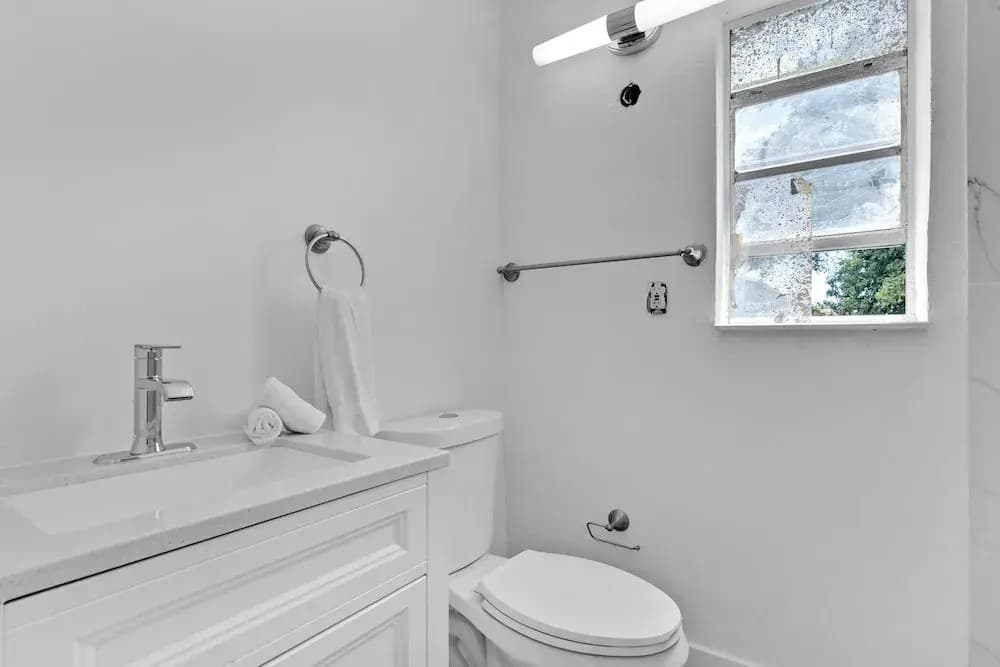 Upper Design District 3BD Home w/Jacuzzi and Backyard - photo 27