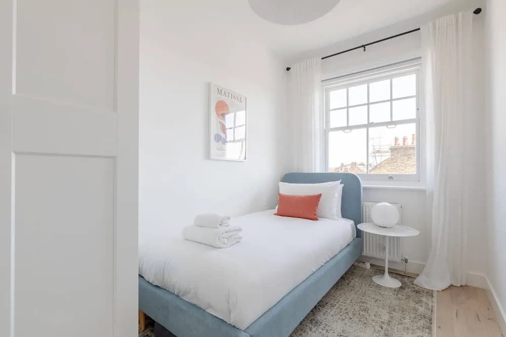 Sleek Scandi-inspired 2BD Flat, Fulham - photo 7