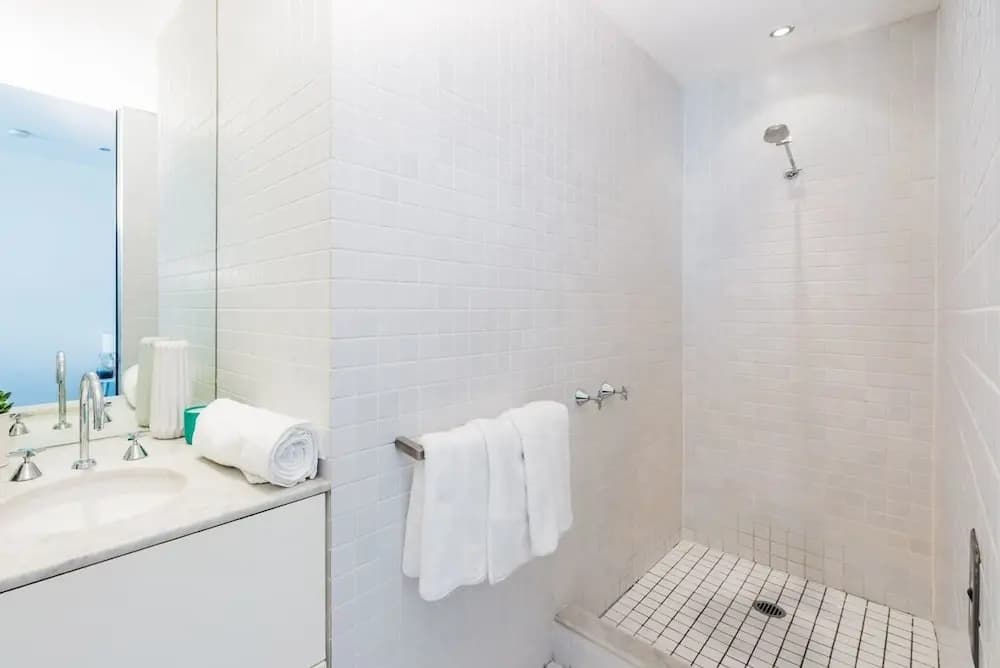 Executive Two Bed Penthouse Studio in the City - photo 6