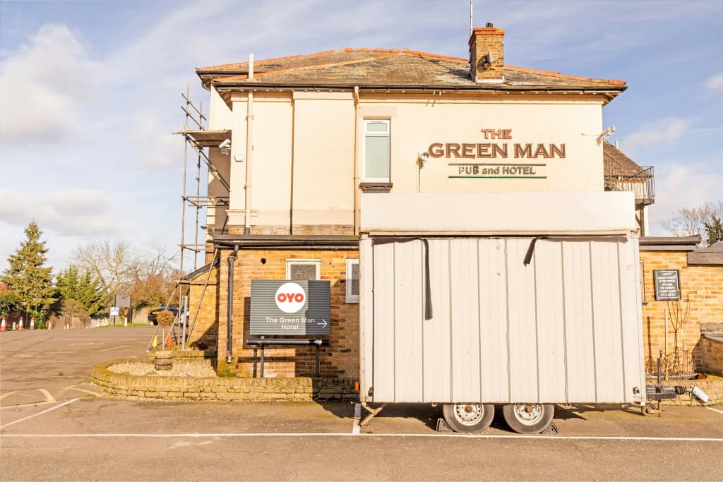 OYO The Green Man Pub and Hotel - photo 11