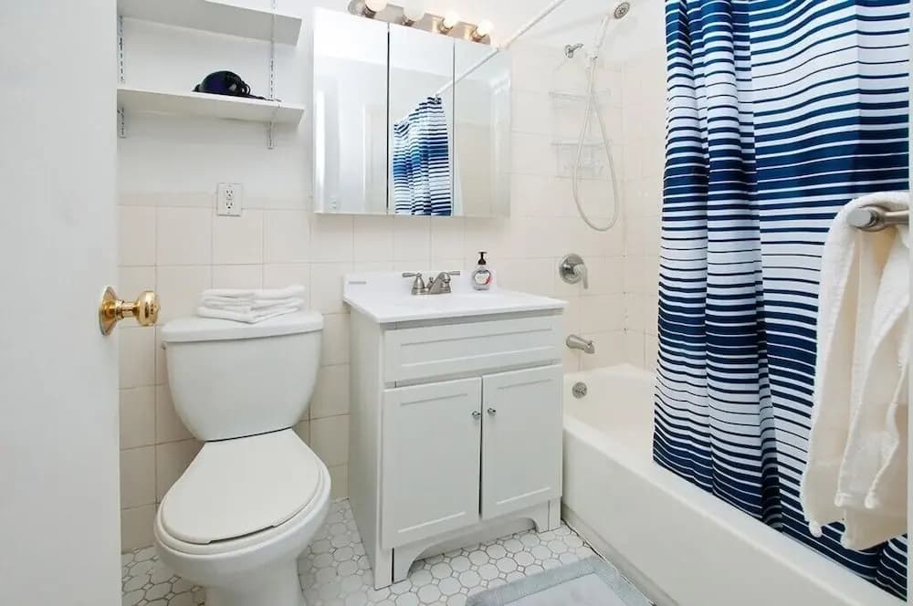 Renovated 2 BR on Upper East Side - photo 9