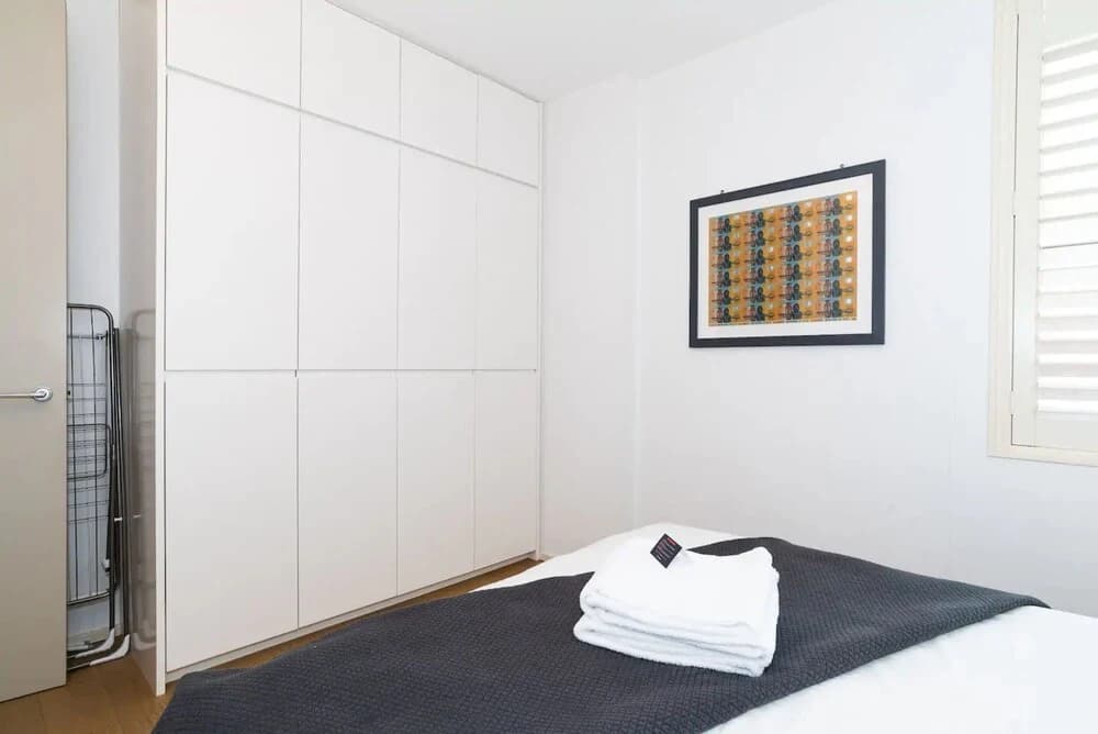 2 Bedroom Apartment with Bay View - photo 3