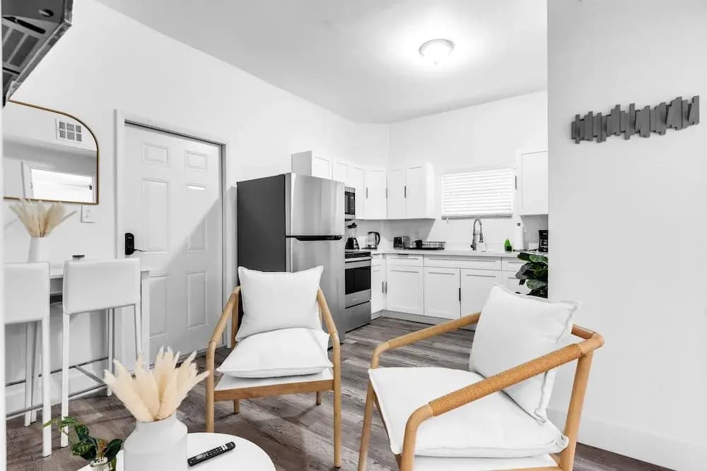 Stylish & Modern 4BD Home - photo 19