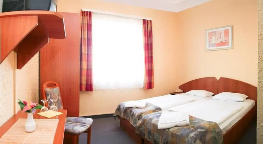 FREE PARKING, FREE BREAKFAST, only 15 minutes to City Center - photo 14