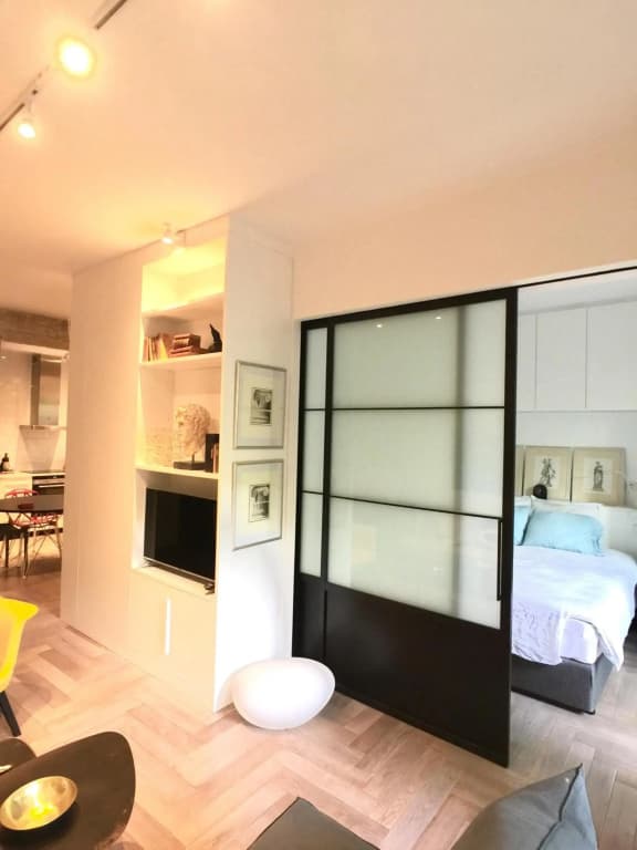Vibrant Urban Chic Apartment - photo 16