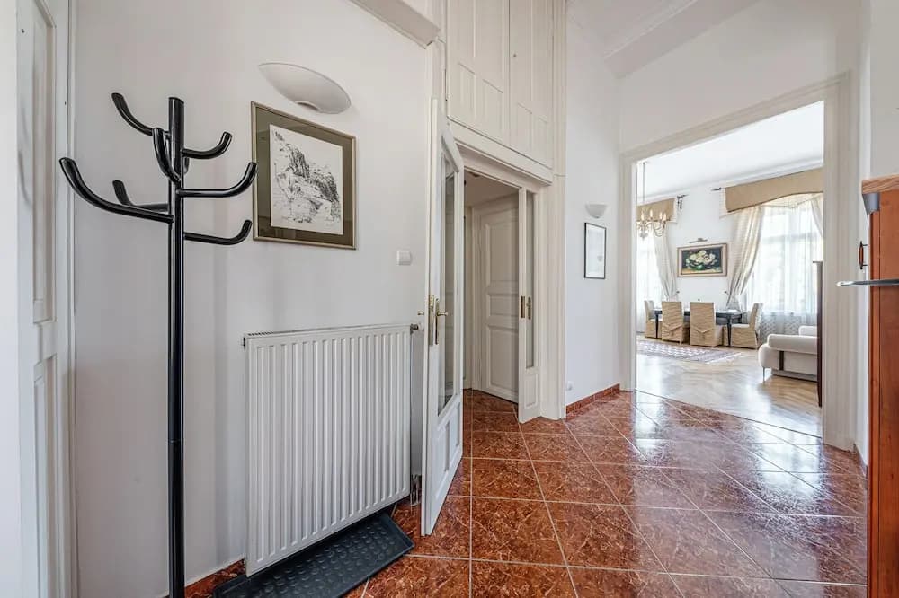 Budapest Classic Charm | 2Br + Cornertub + Smarttv - photo 6