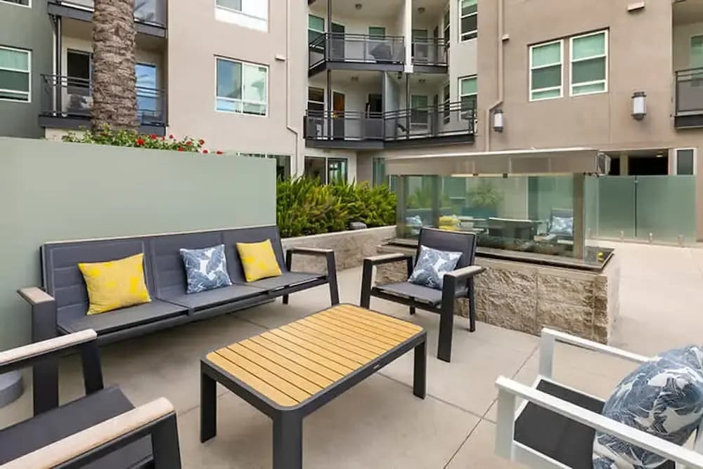 Modern Comfort W Pool GYM Parking 10 Min to Cedars - photo 18