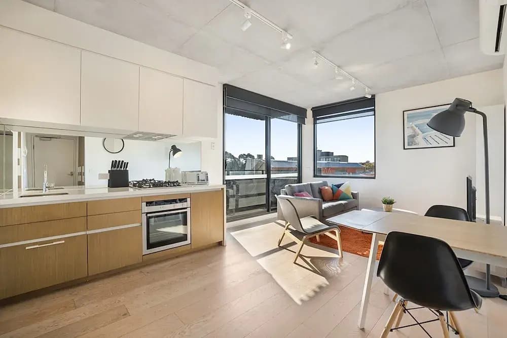 Comfy 2-bed Balcony Unit Near Chapel St - photo 6