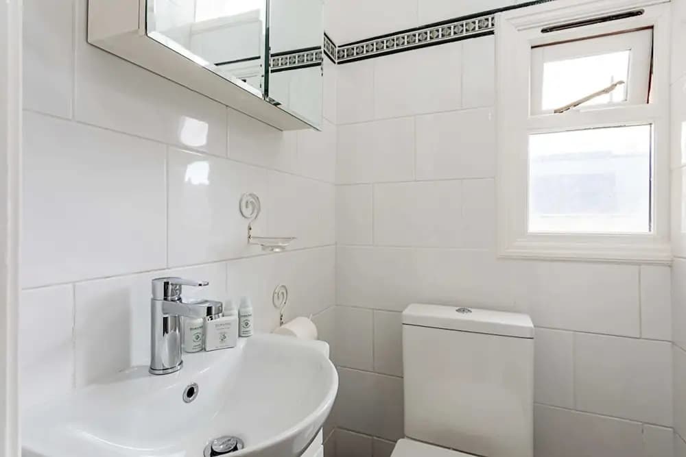 Charming Chelsea Flat - photo 8