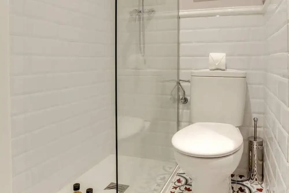 Stylish 4 bed Apt in the Center - photo 6