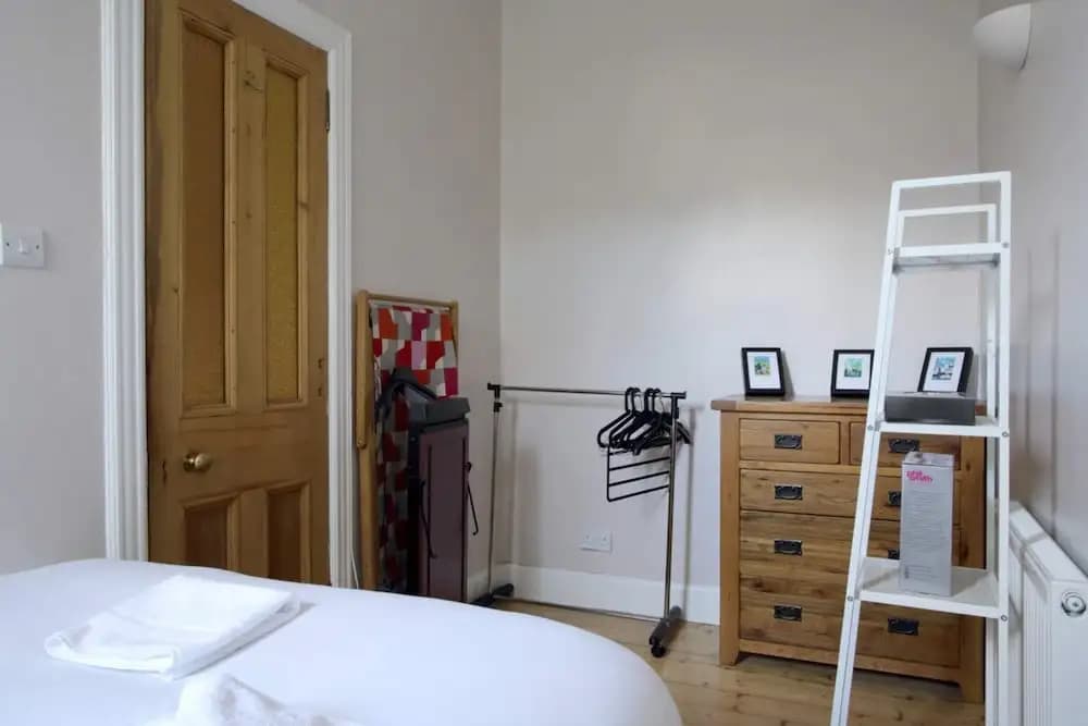 Central and Spacious 2 Bedroom Flat With Garden - photo 2