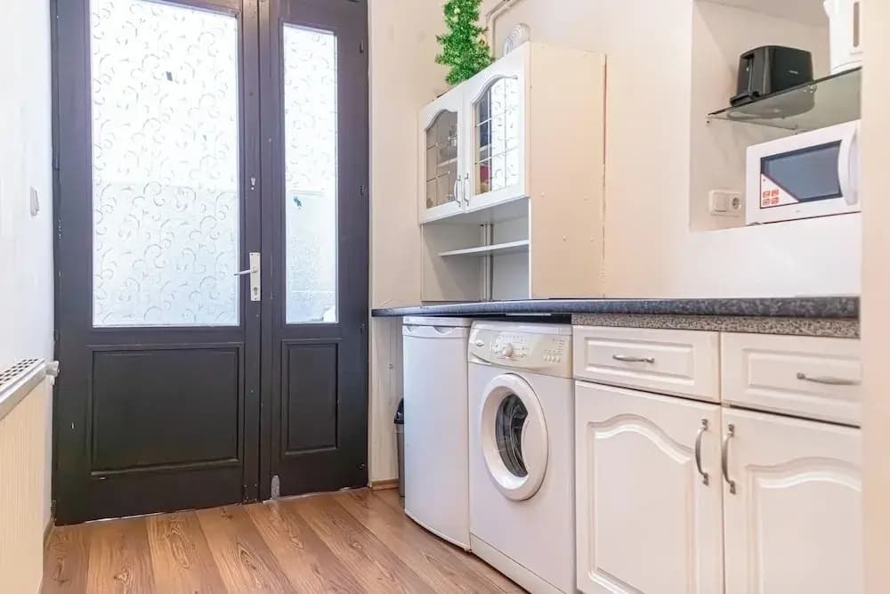 Bright 1BR Apt Perfect for Long Stays - photo 1