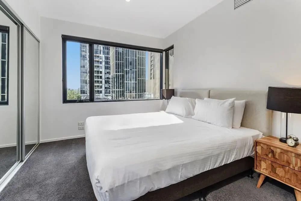 Gorgeous 3-bed in Melbourne's East End - photo 3