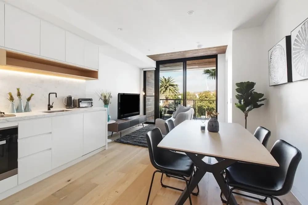 Chic 1-bed With a Sleek Balcony Near Shops - photo 14