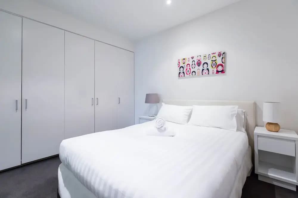 ROBYN, 1BDR Melbourne Apartment - photo 2