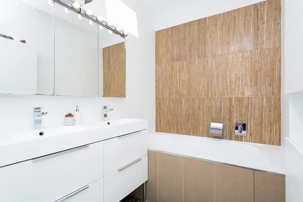 Beachside Apartment with Stunning Views & Parking - photo 7