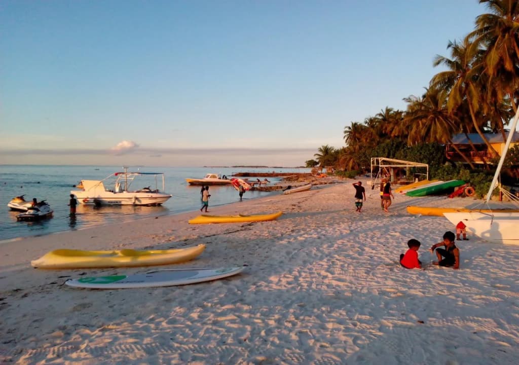 Equator Beach Inn - photo 13