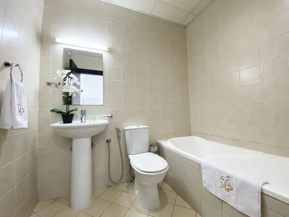 Stunning 3BR Apt. with panoramic Marina views - photo 9