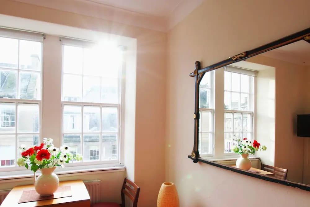 JOIVY Bright New Town 2 bed Apt - 5 Mins to Princes St - photo 2