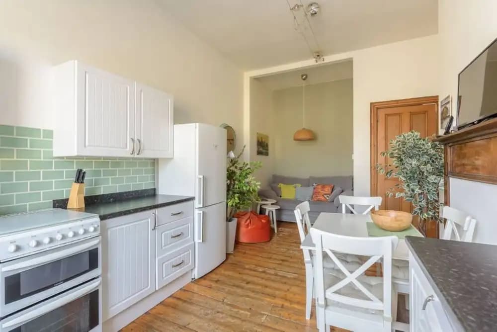 Modern 2 Bedroom Flat In Edinburgh City Centre - photo 12