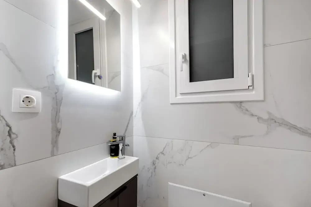 Cozyopolis - Timeless 3-BR in Athens - photo 10