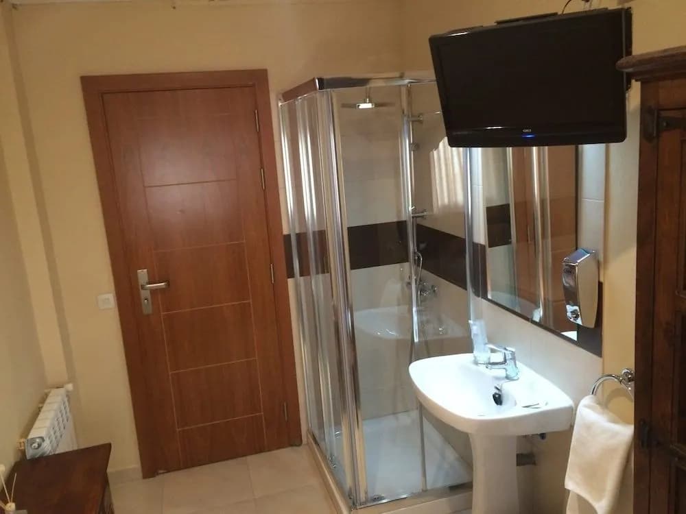 Hostal Aeropuerto - photo 8
