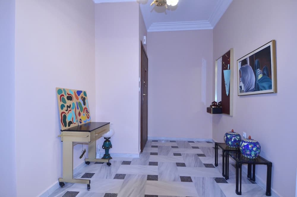 A modern and neoclassical apartment - photo 10