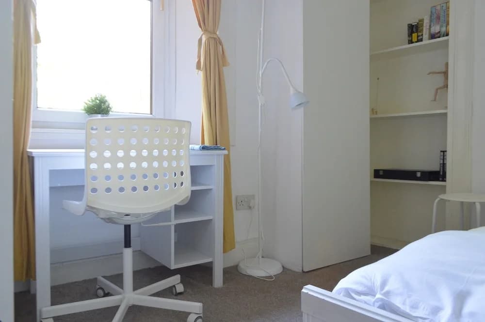 2 Bedroom Flat In Central Edinburgh - photo 5