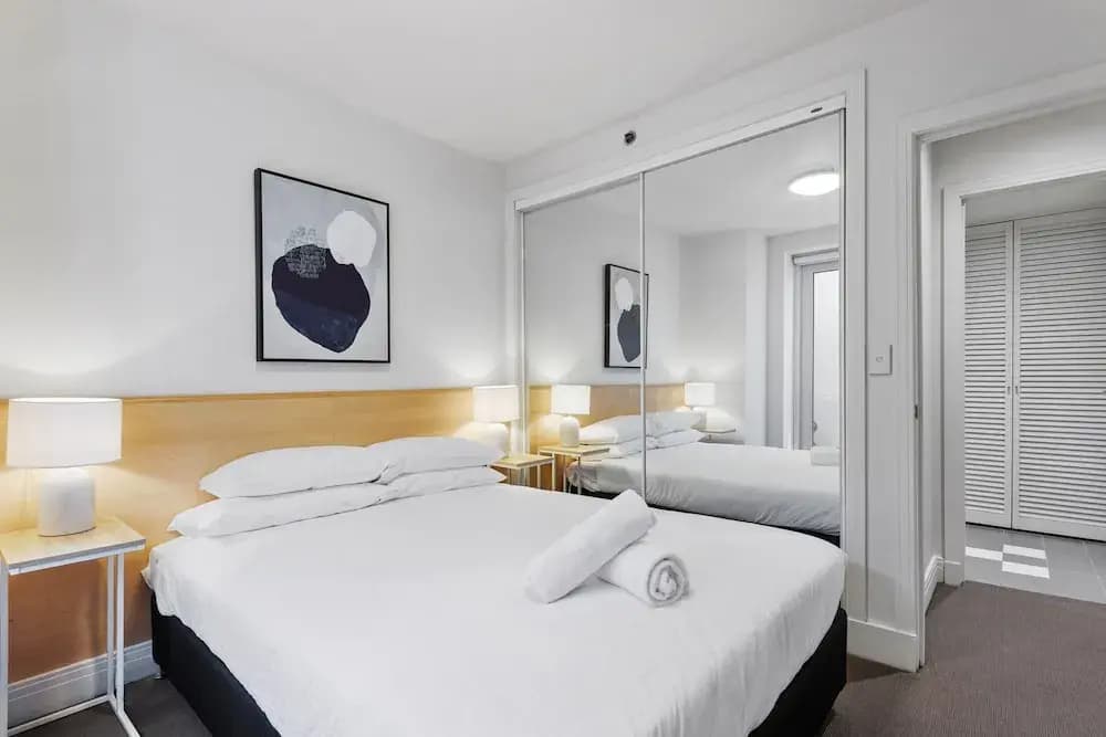 Chic 1-bed Apartment Steps From Shopping Street - photo 1