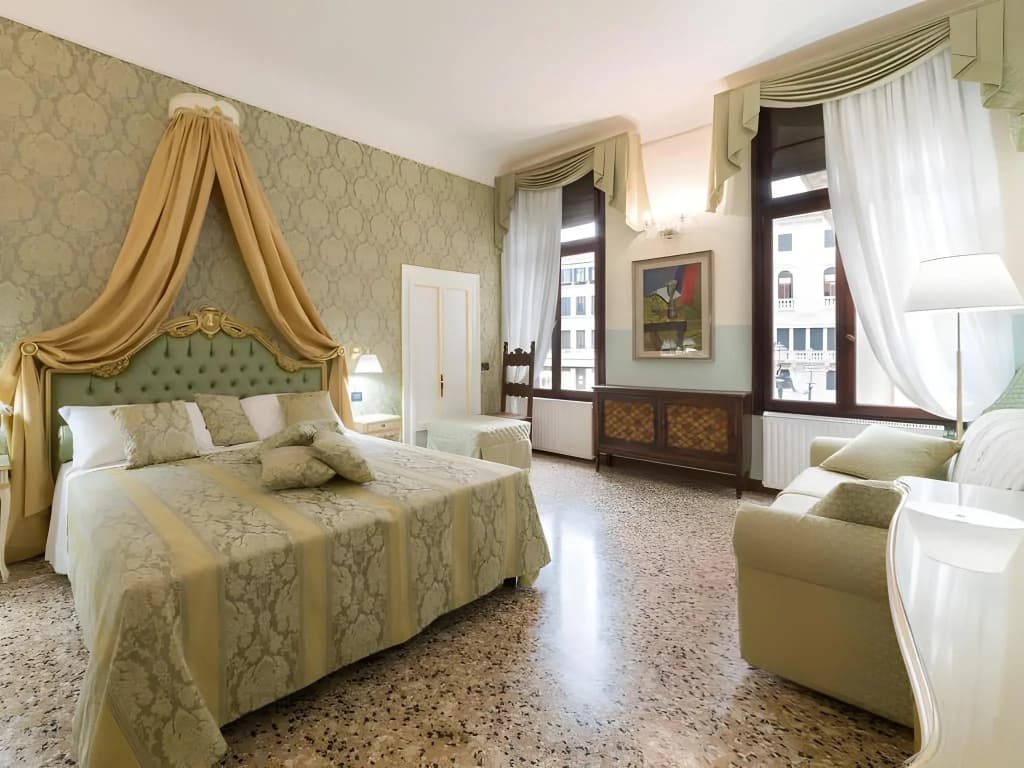 Friendly Venice Suites - photo 4