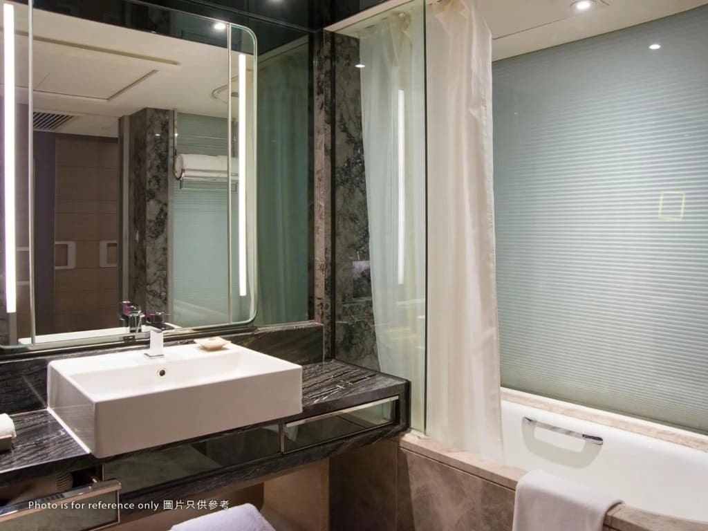 Royal Plaza Hotel - photo 8