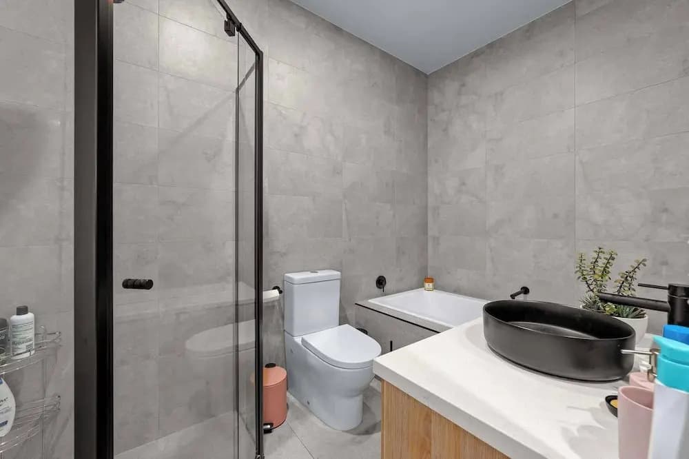 Luxurious 3-bedroom Townhouse in Charming Maidstone 7 KM TO CBD - photo 10