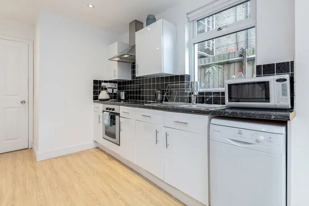 Clapham 2Bed with Patio by BaseToGo - photo 15