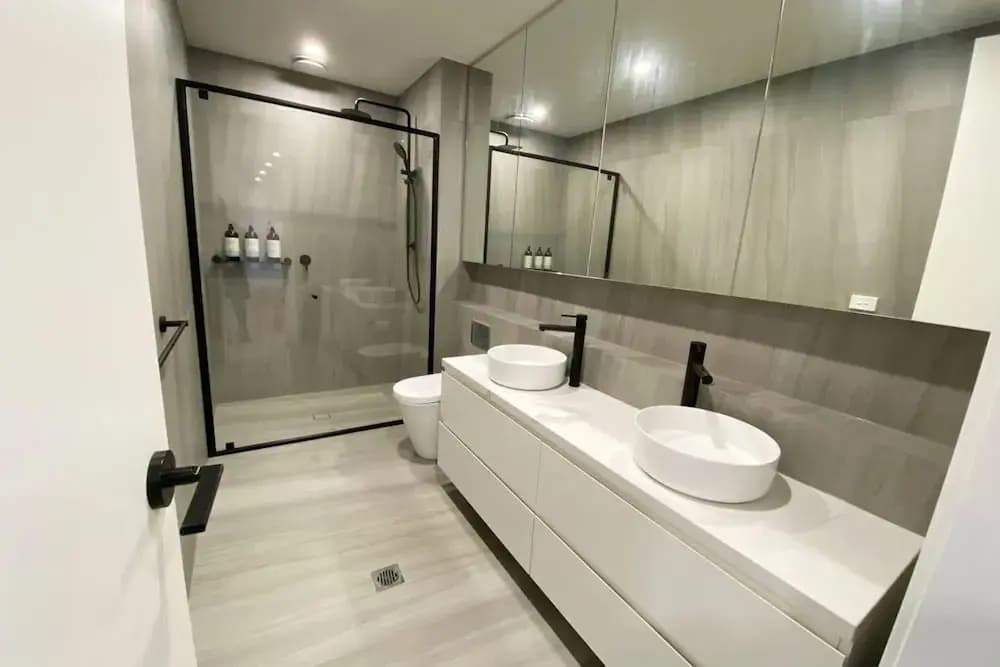 Stylish 3 Bedroom With Free Parking - photo 8