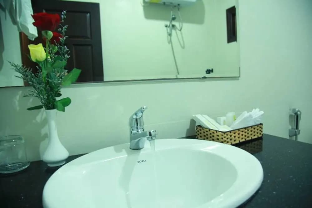 New Heaven Hotel - photo 8