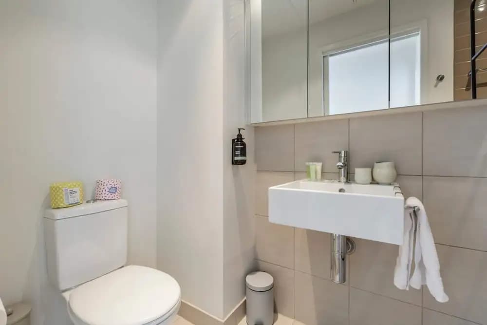 Stunning View 2-bed in Port Melbourne w/ Parking - photo 9