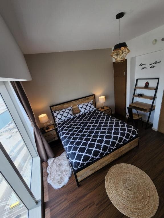 Cozy 1BR in Iconic Tower - photo 4